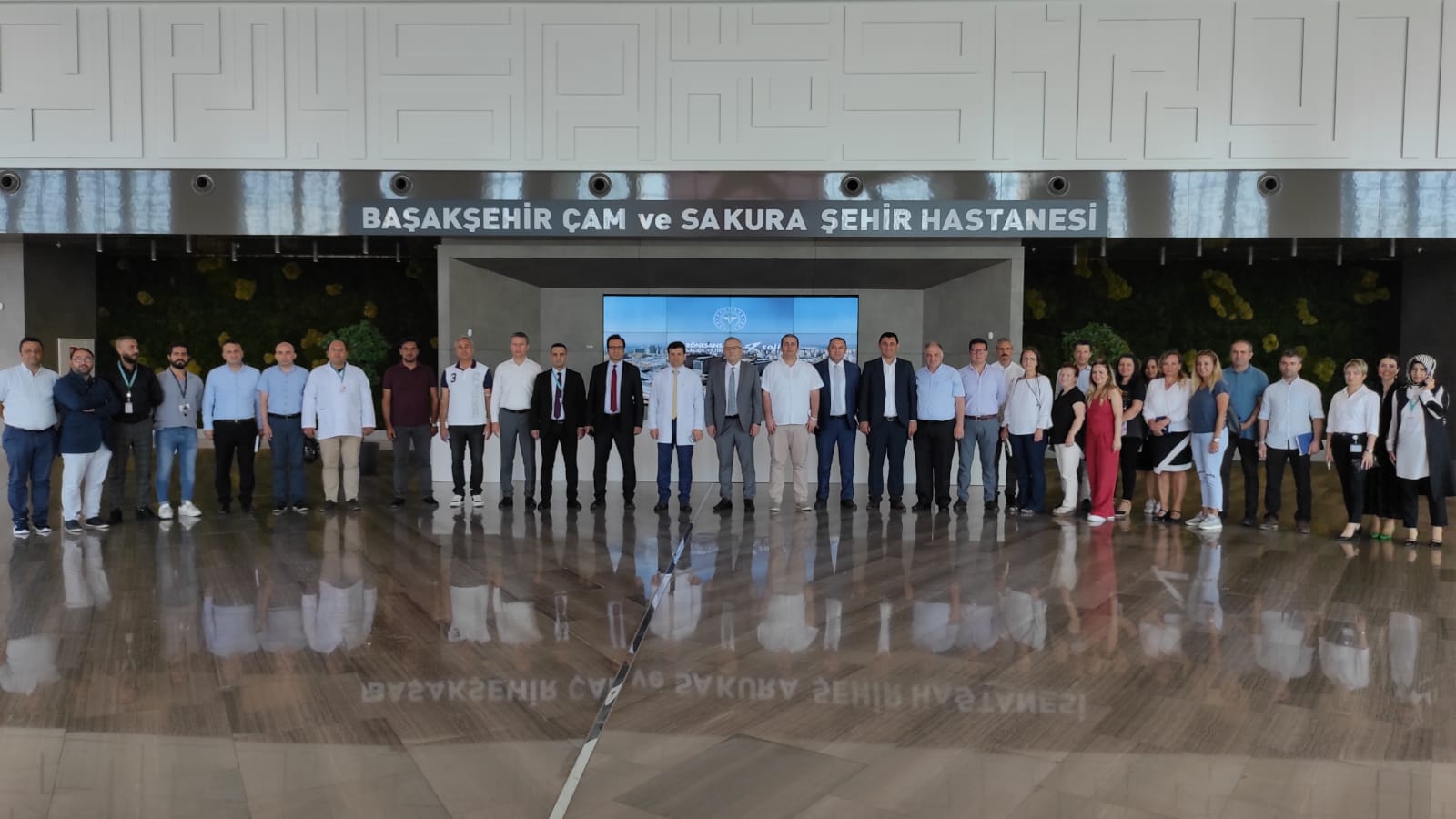 İl Sağlık Müdürümüz Op. Dr. Yüksel Pehlevan ve beraberindeki heyet İstanbul Başakşehir Çam ve Sakura Şehir Hastanesi’ni ziyaret ederek incelemelerde bulundu.